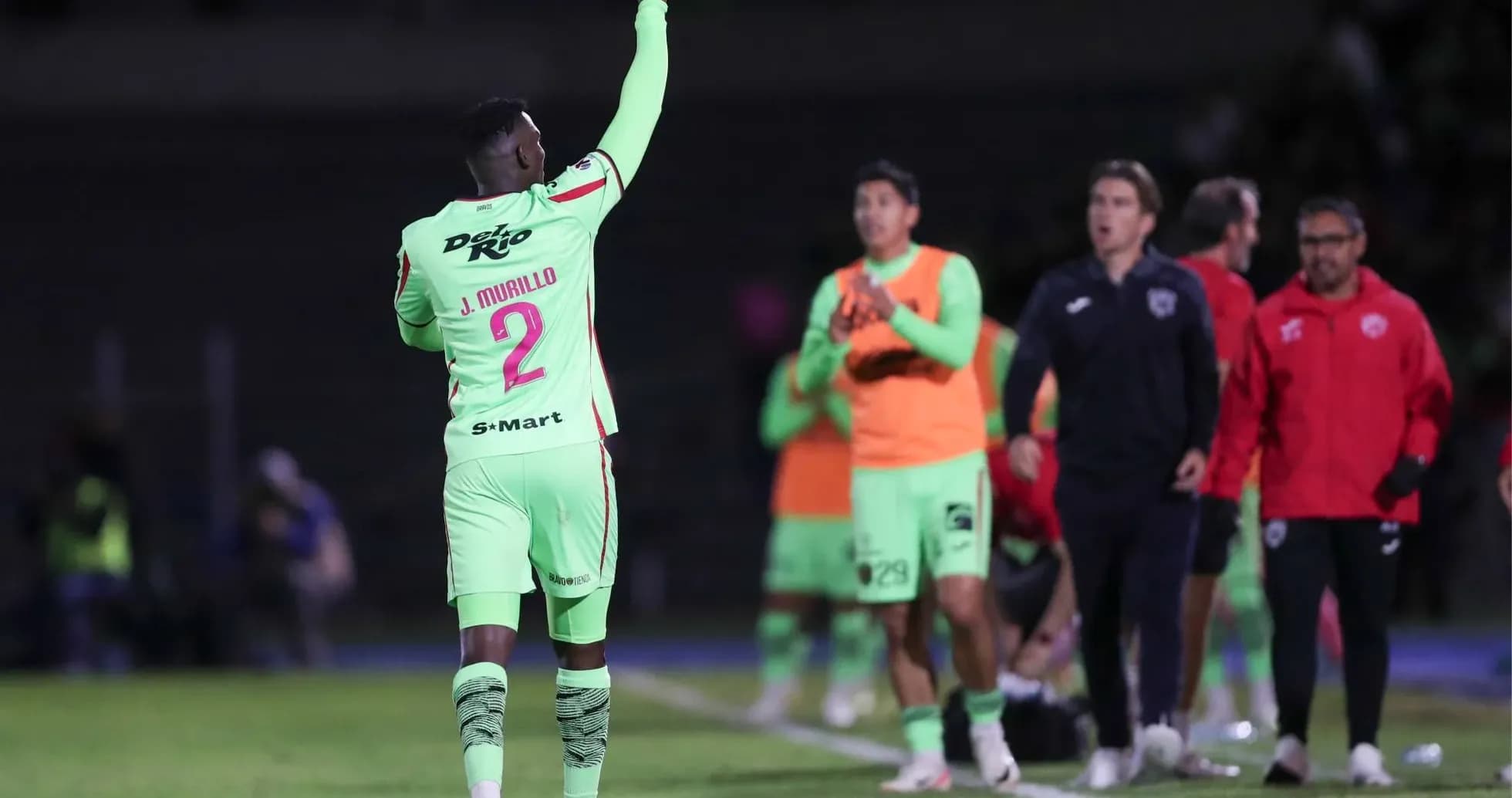 Jugador saludando a la afición durante el partido