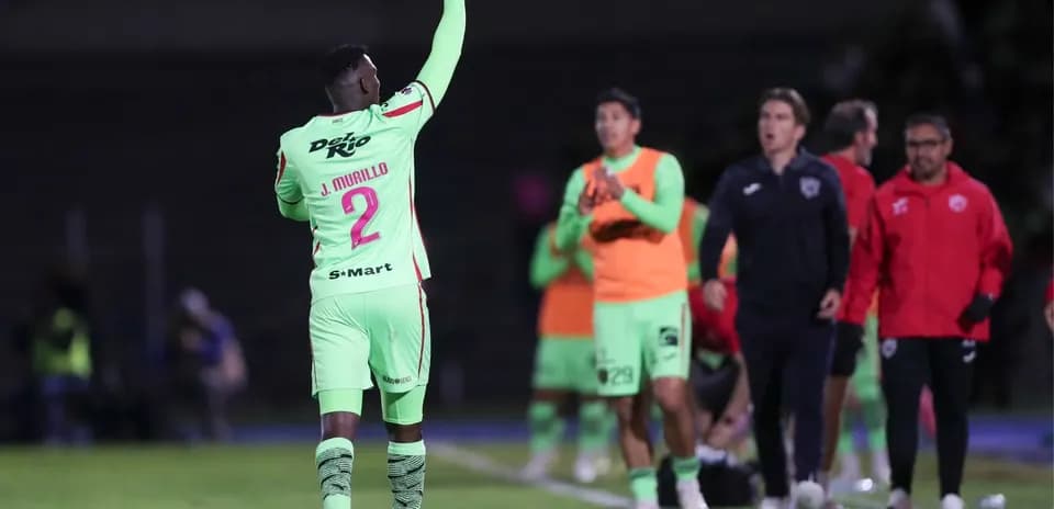 Jugador saludando a la afición durante el partido