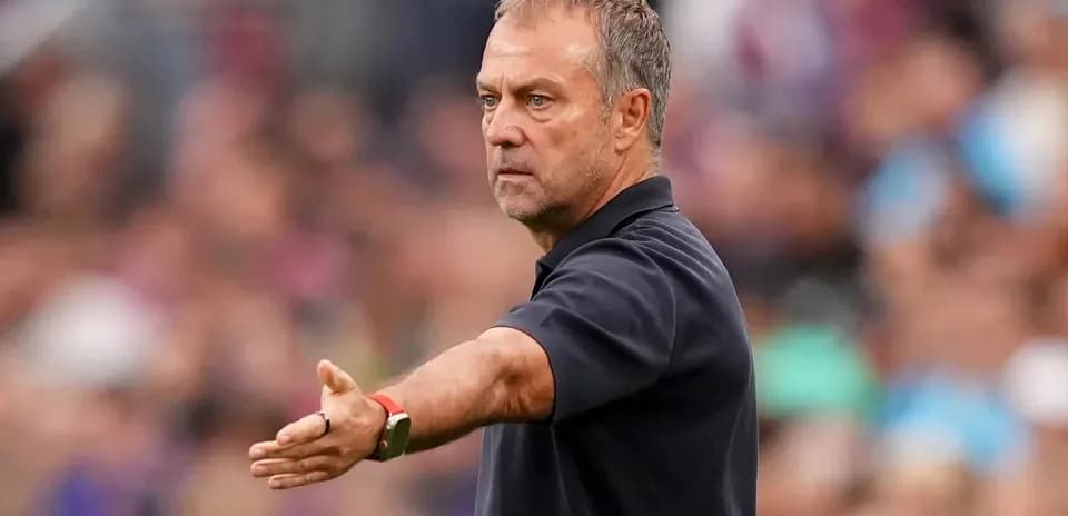 Entrenador dirigiendo a su equipo durante el partido