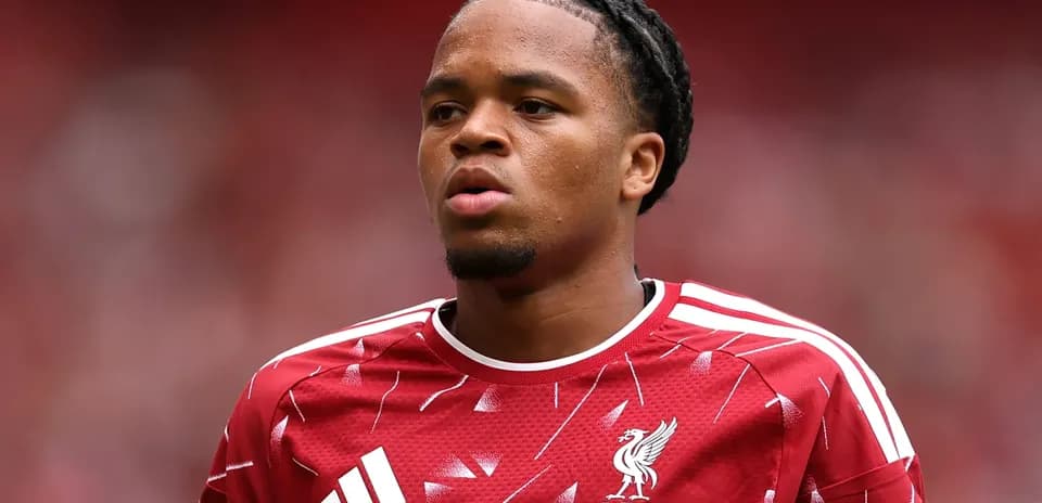 Jugador de Liverpool en camiseta roja durante partido