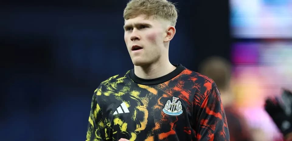Portero de Newcastle en calentamiento antes del partido