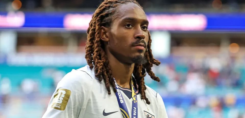 Jugador de Inglaterra con medalla después del partido