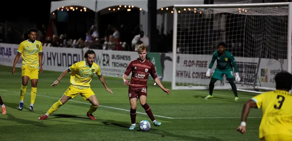 Jugadores compitiendo en el partido de fútbol