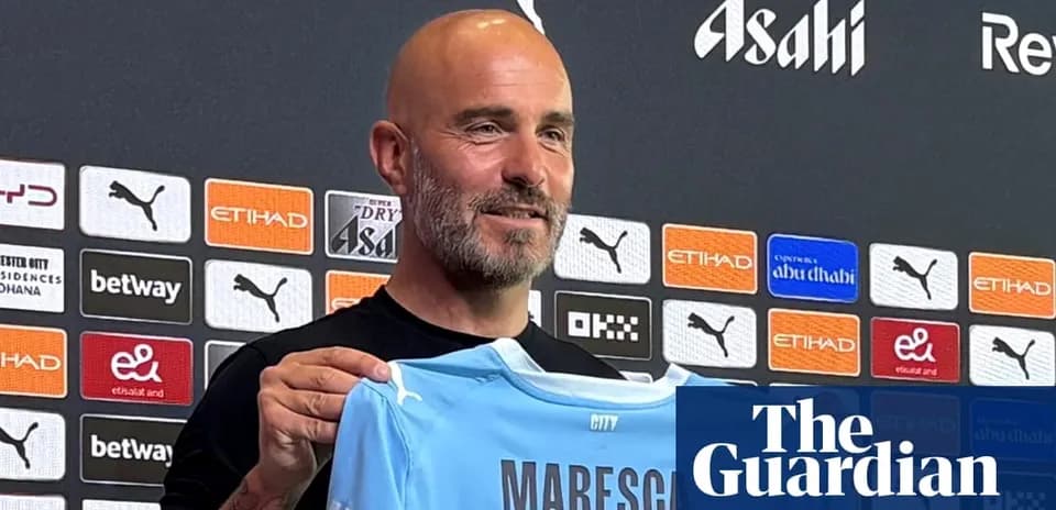 Entrenador presenta camiseta de Manchester City en rueda de prensa