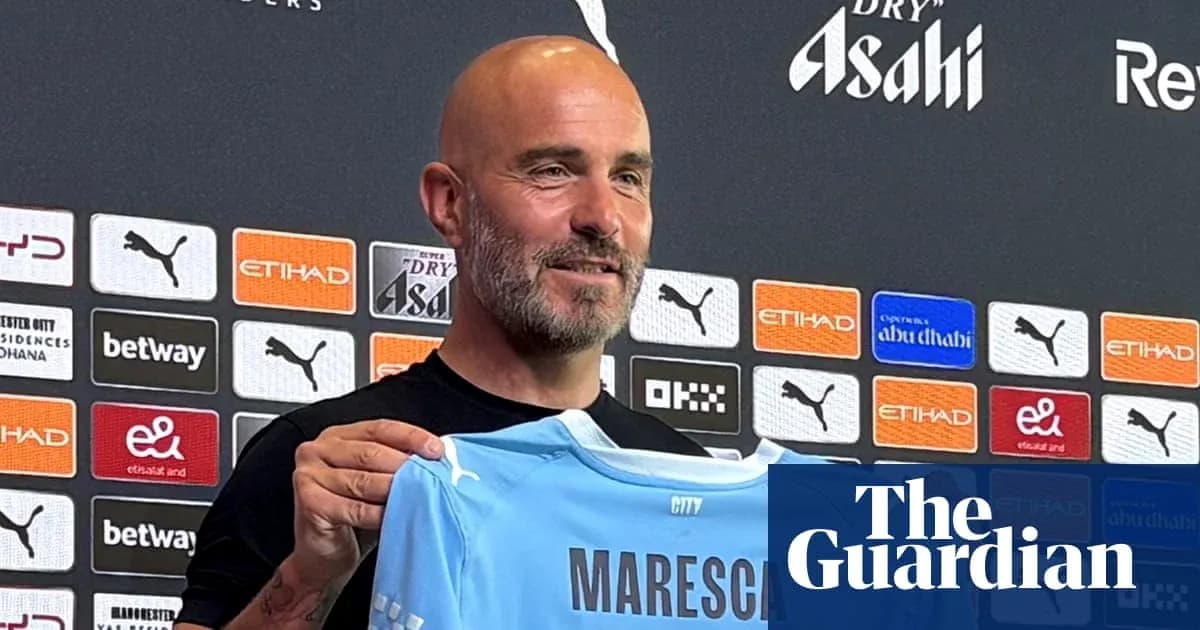 Entrenador presenta camiseta de Manchester City en rueda de prensa