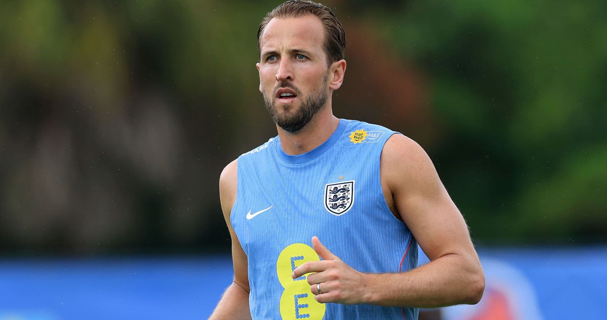 Jugador entrenando con camiseta de Inglaterra en sesión