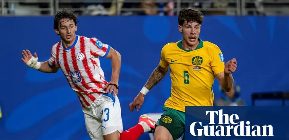 Jugadores de Paraguay y Australia corriendo tras el balón