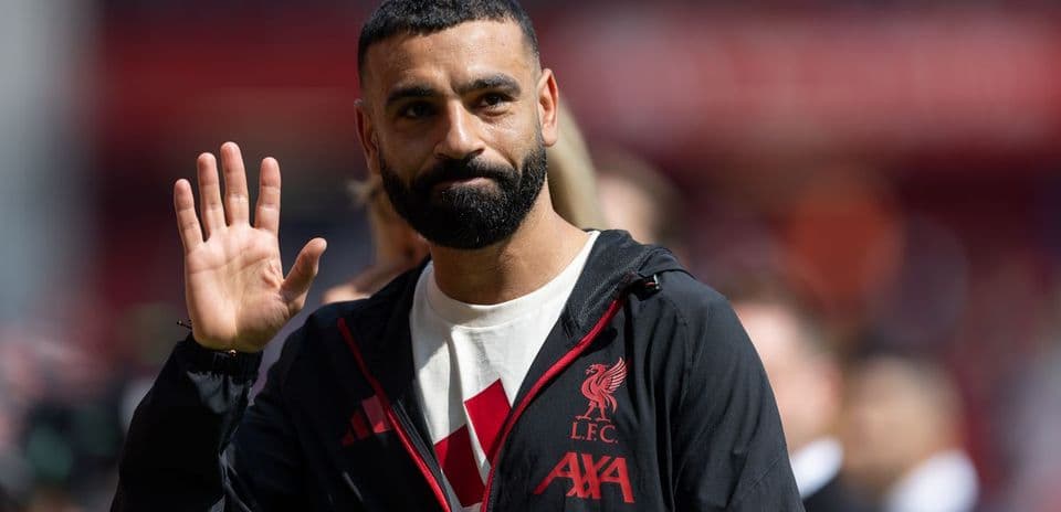 Jugador de Liverpool saludando en el estadio