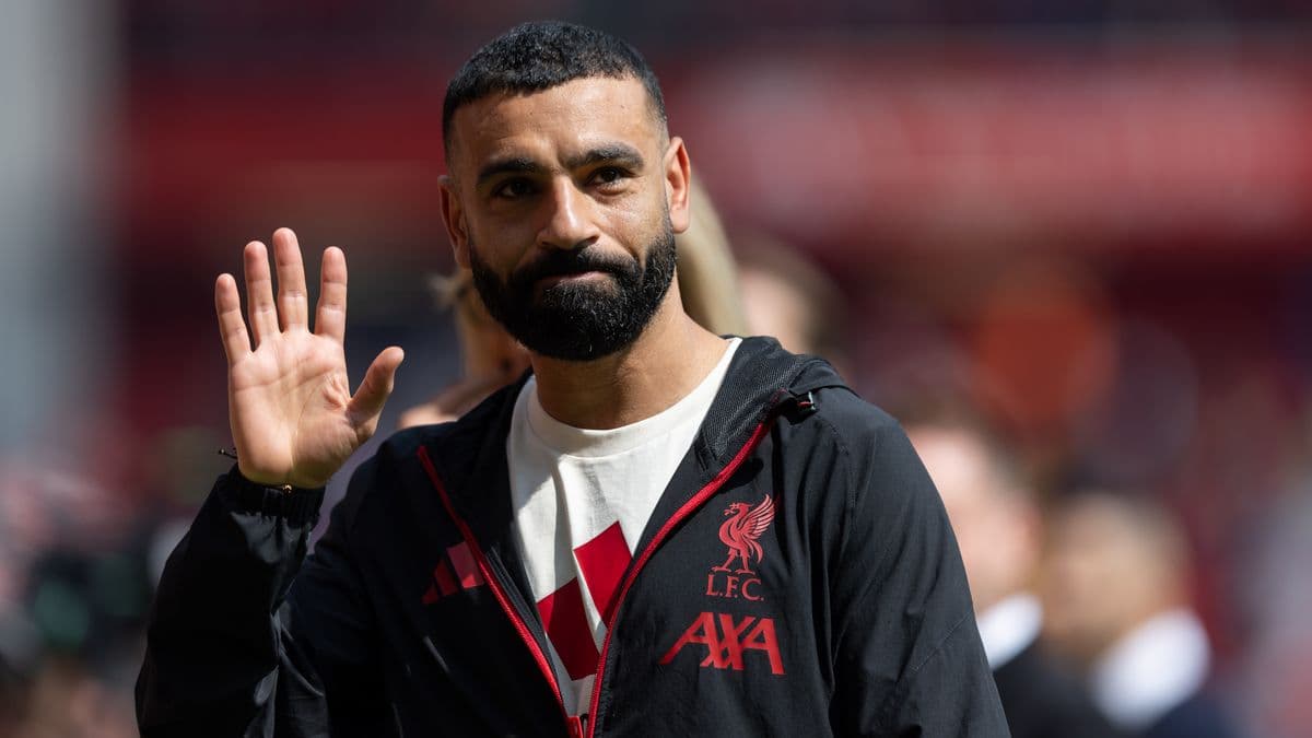 Jugador de Liverpool saludando en el estadio