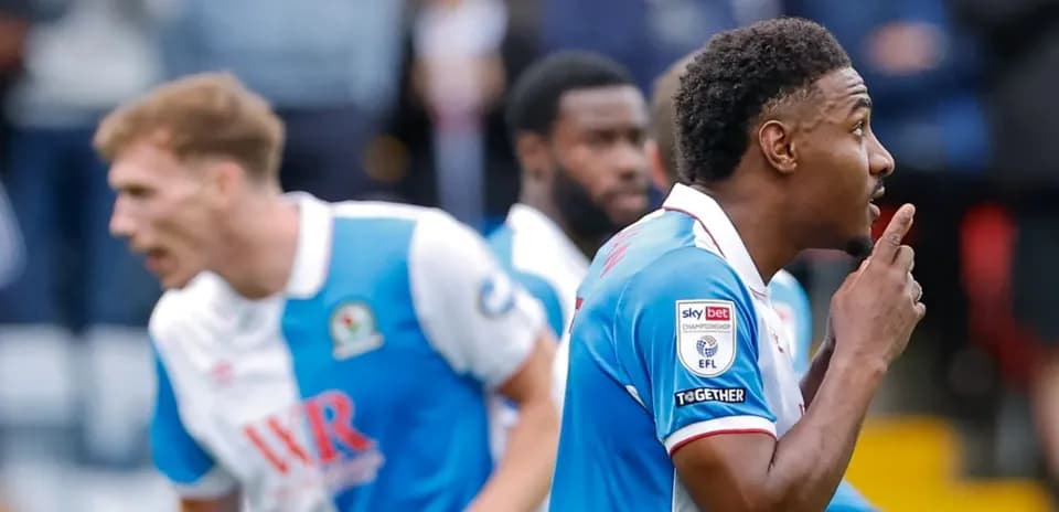 Jugador de Blackburn Rovers celebra con gesto de silencio