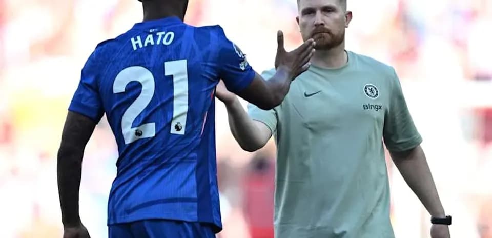 Jugador de Chelsea saludando a entrenador tras partido