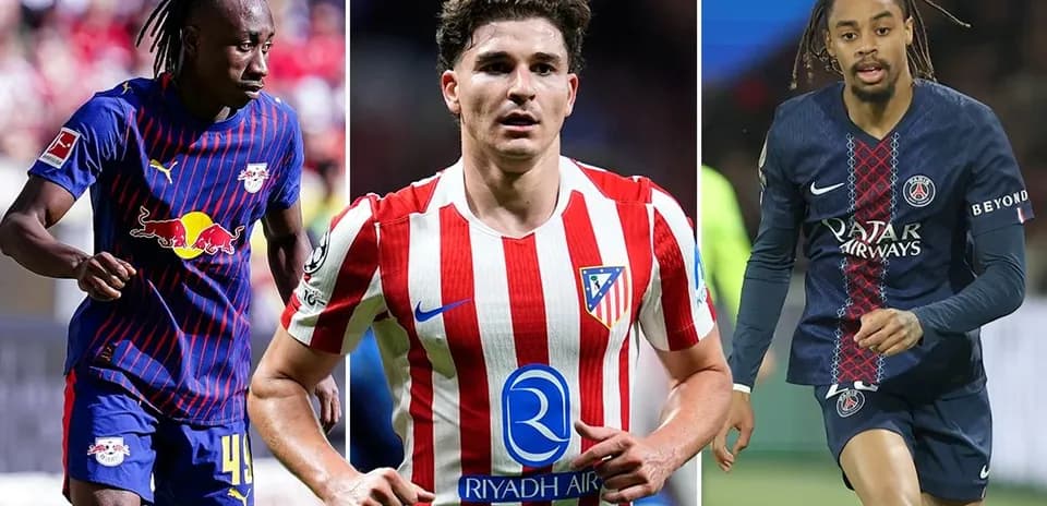 Tres jugadores en acción durante un partido de fútbol