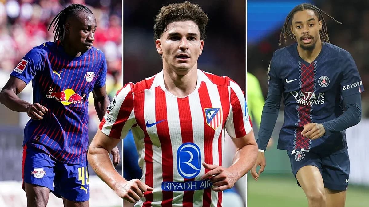Tres jugadores en acción durante un partido de fútbol