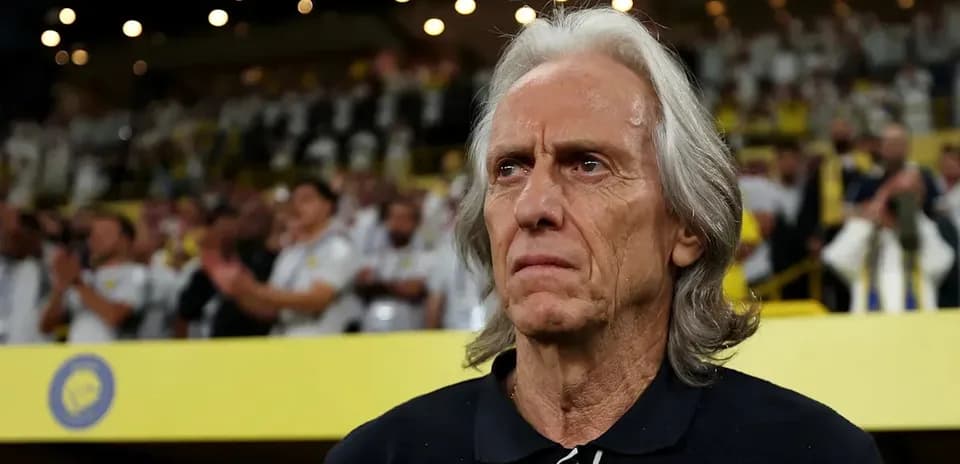 Entrenador observando durante un partido en el estadio