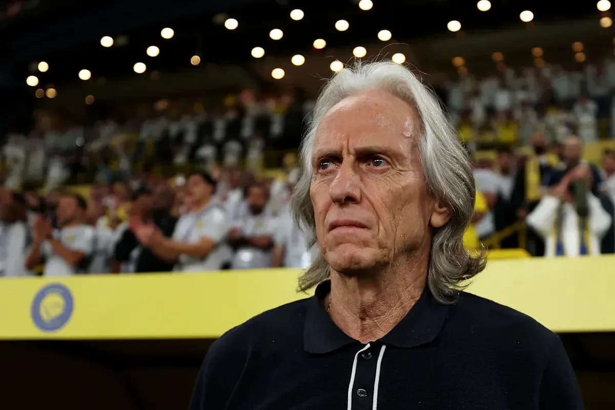 Entrenador observando durante un partido en el estadio