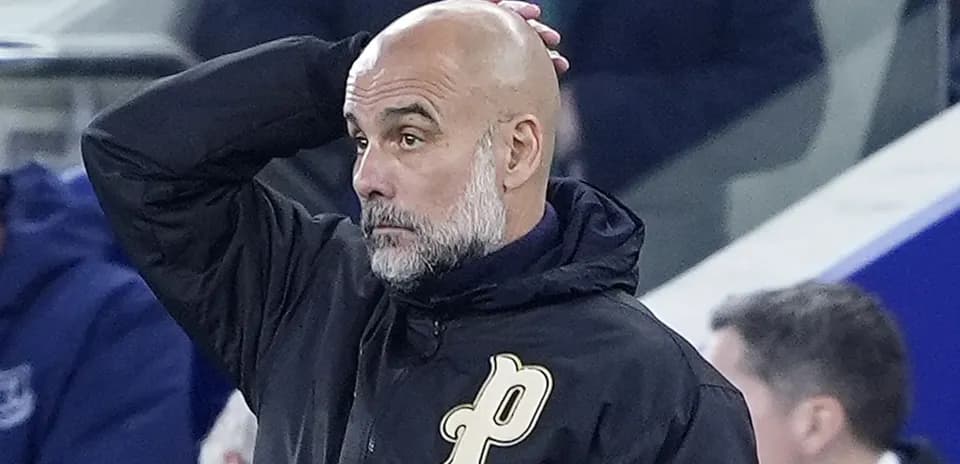 Entrenador con mano en la cabeza durante el partido
