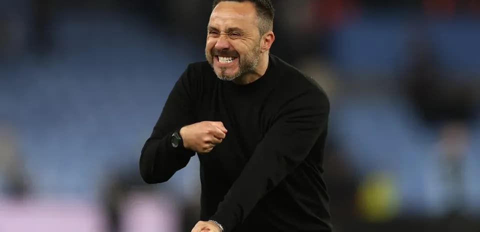 Entrenador celebrando en el campo de juego