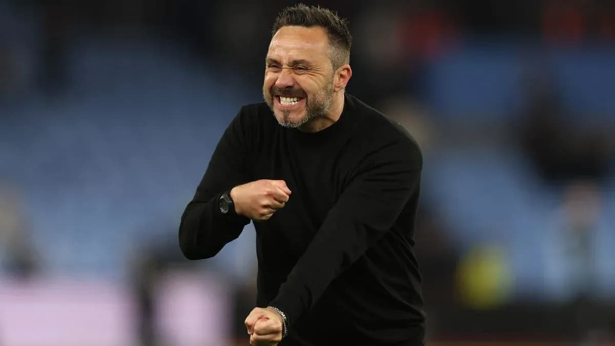 Entrenador celebrando en el campo de juego