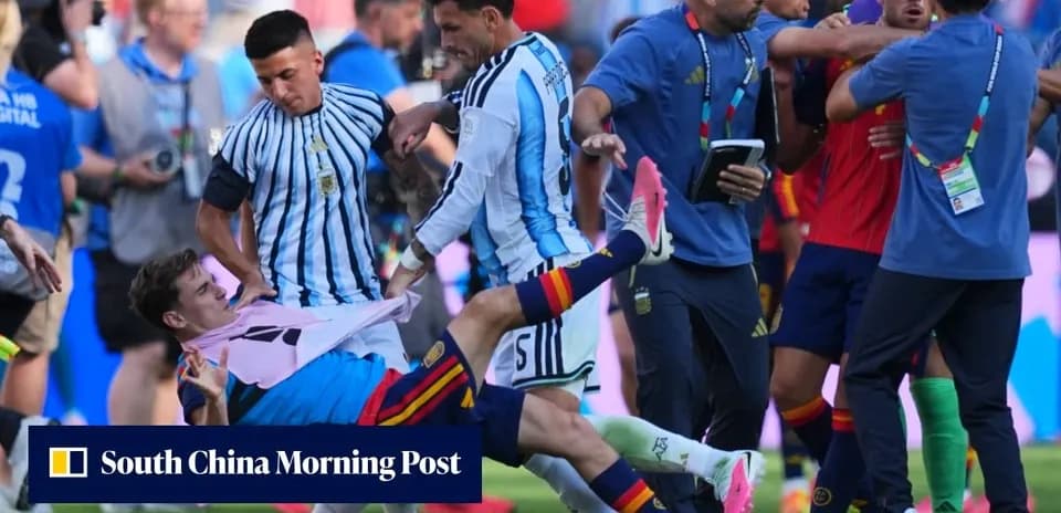 Jugadores de Argentina y España discutiendo en el campo