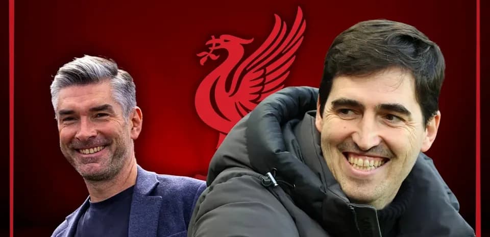 Dos entrenadores sonriendo con logo de Liverpool de fondo