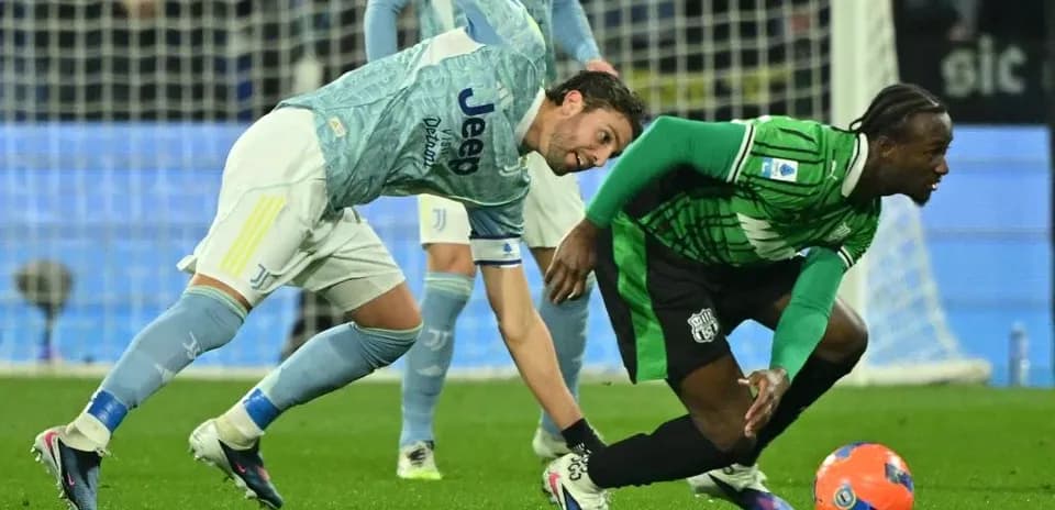 Jugador de Sassuolo compitiendo por el balón