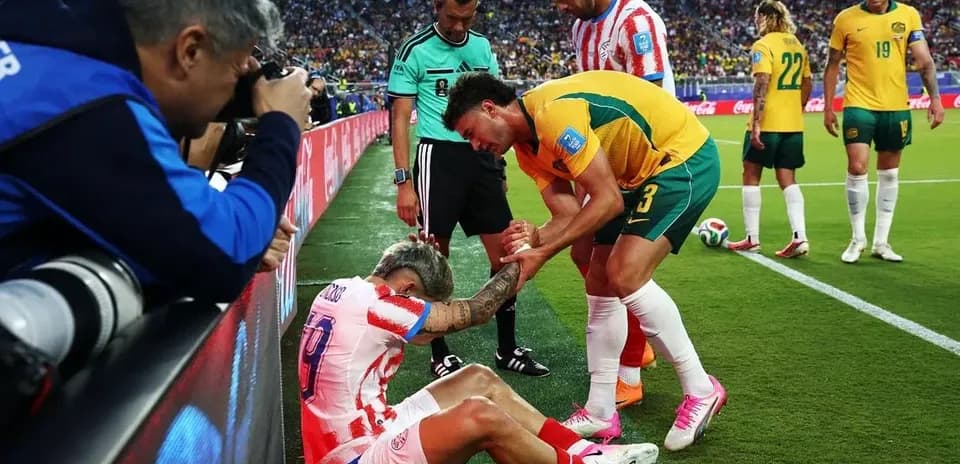 Jugador lesionado siendo asistido durante el partido