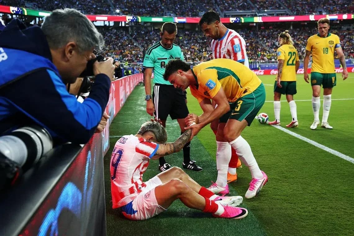 Jugador lesionado siendo asistido durante el partido