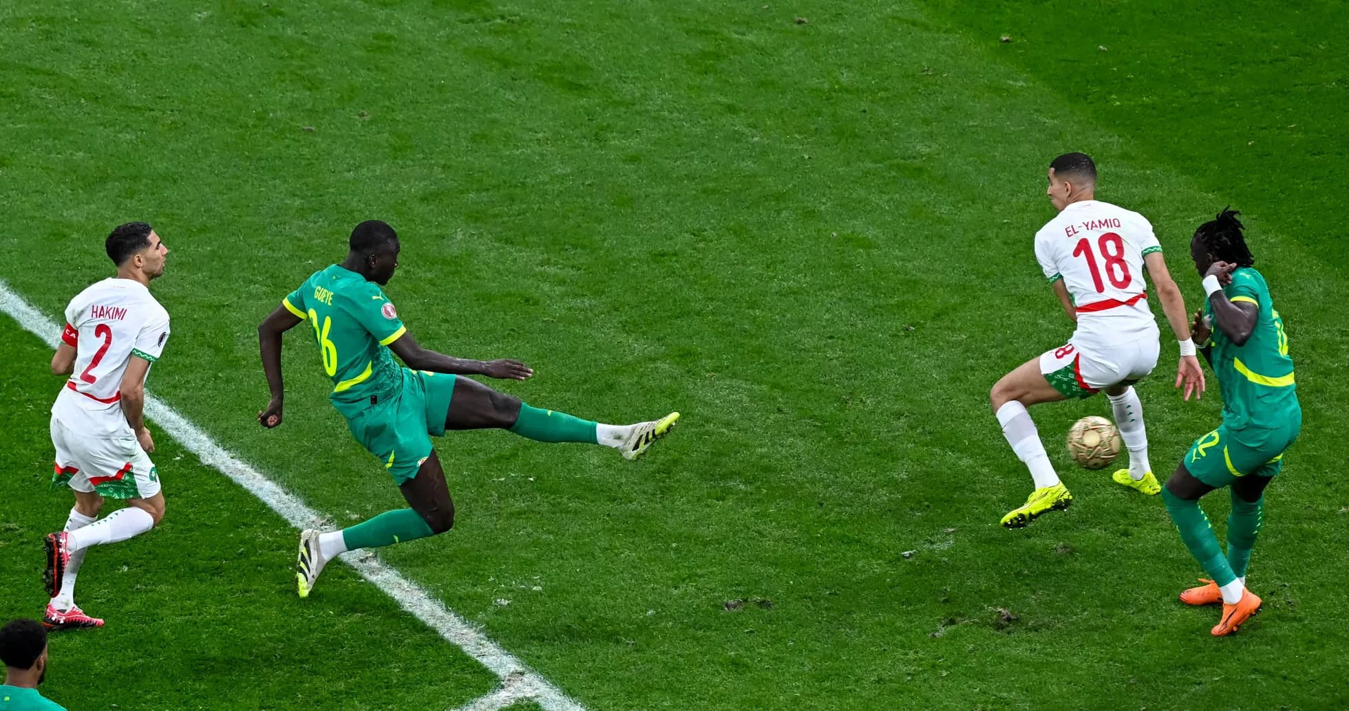 Jugadores de Marruecos y Senegal luchando por el balón