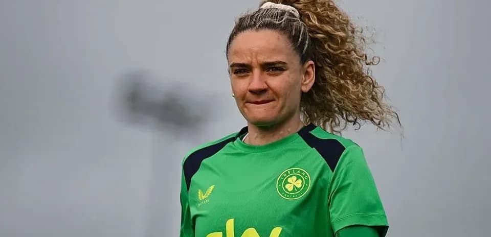 Jugadora de fútbol entrenando con uniforme verde