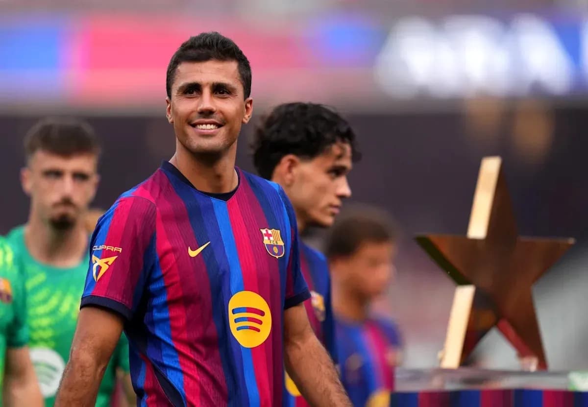 Jugador de Barcelona sonriente en ceremonia de premiación