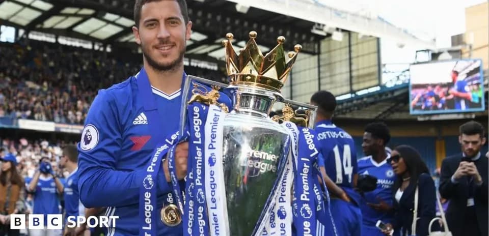 Jugador de Chelsea sosteniendo el trofeo de la Premier League