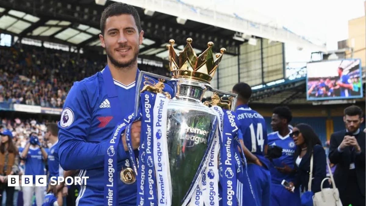 Jugador de Chelsea sosteniendo el trofeo de la Premier League