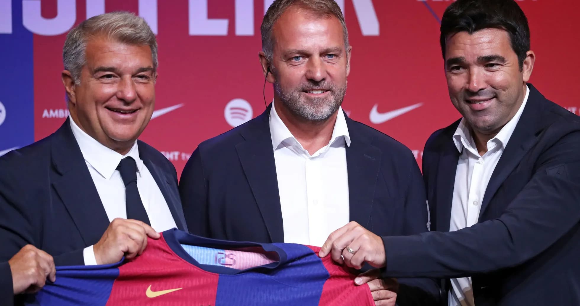 Dirigentes de FC Barcelona presentando nueva camiseta