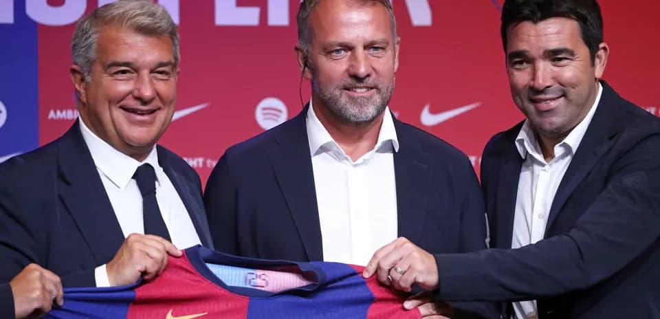 Dirigentes de FC Barcelona presentando nueva camiseta