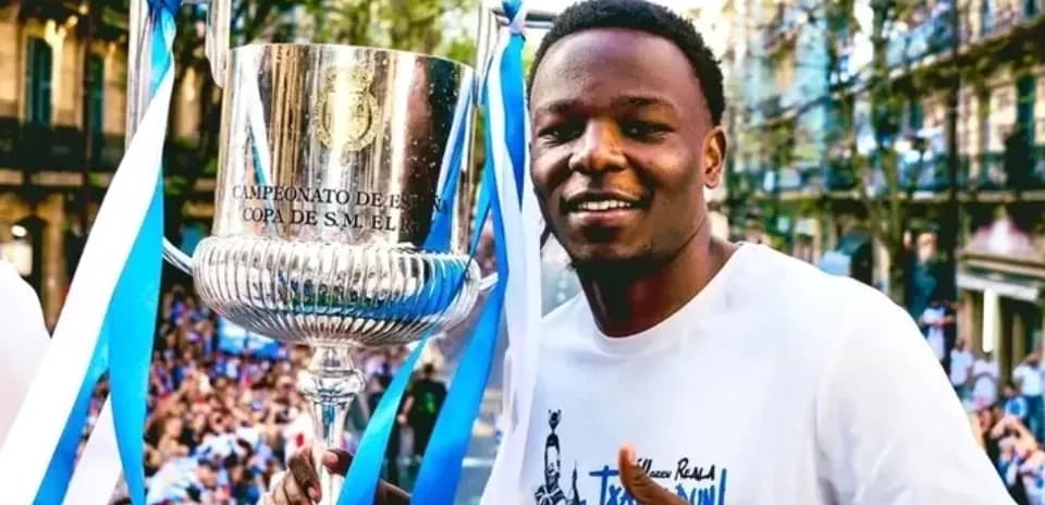 Jugador sosteniendo la copa de campeón en celebración
