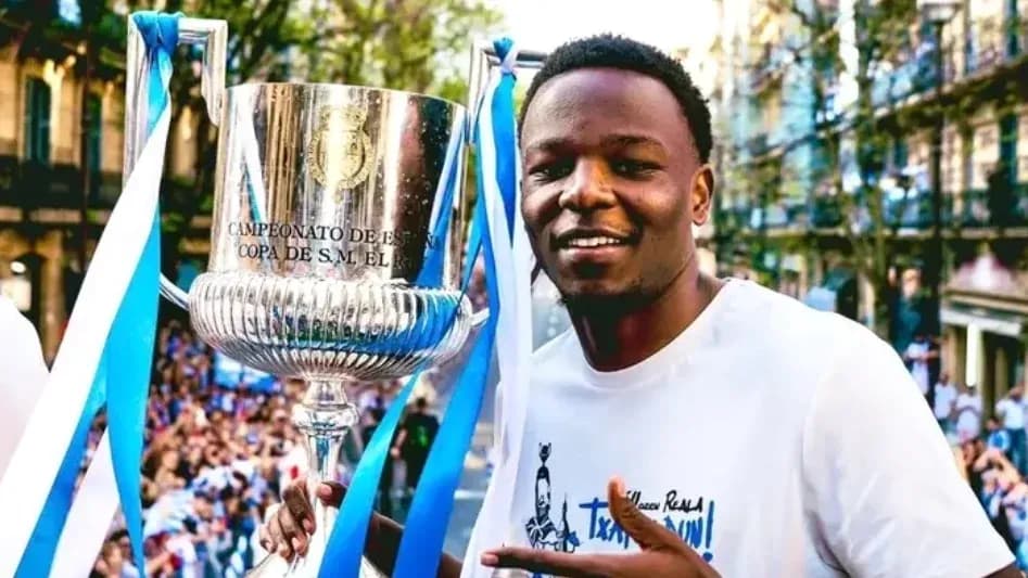 Jugador sosteniendo la copa de campeón en celebración