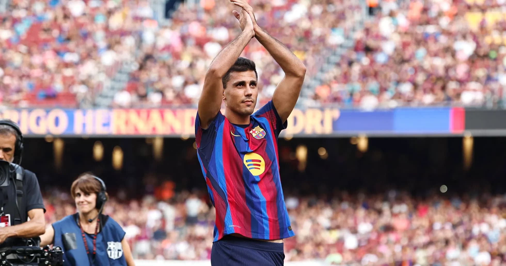 Jugador aplaudiendo ante la afición en el estadio