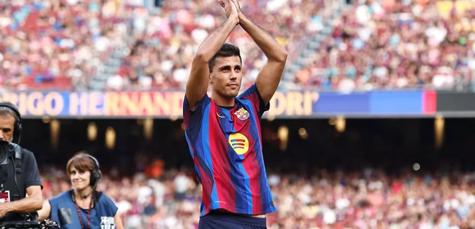 Jugador aplaudiendo ante la afición en el estadio