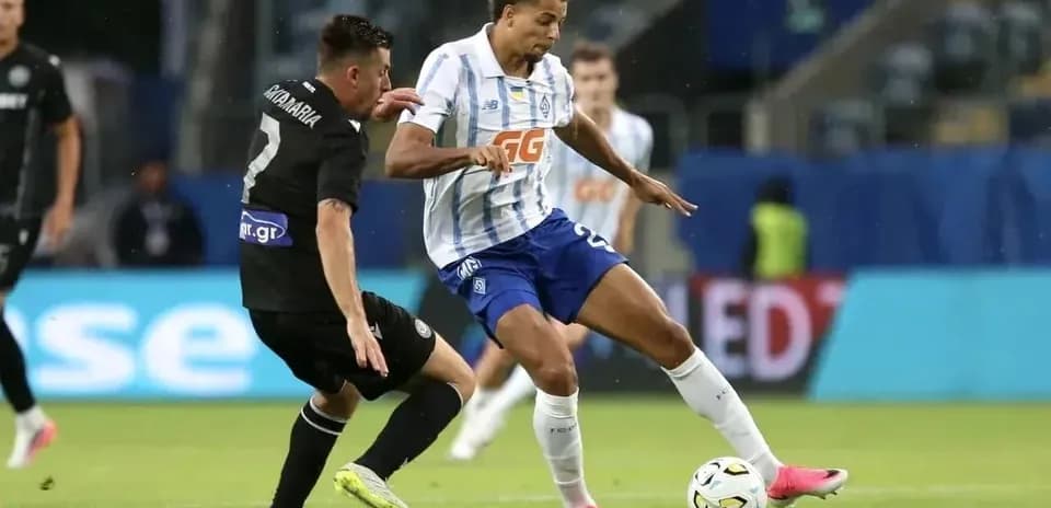 Jugadores en acción durante el partido