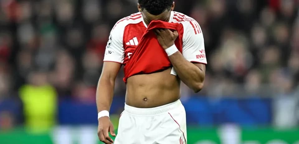 Jugador de fútbol con camiseta levantada en el campo