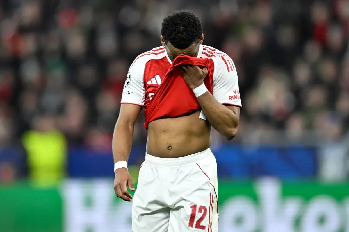 Jugador de fútbol con camiseta levantada en el campo