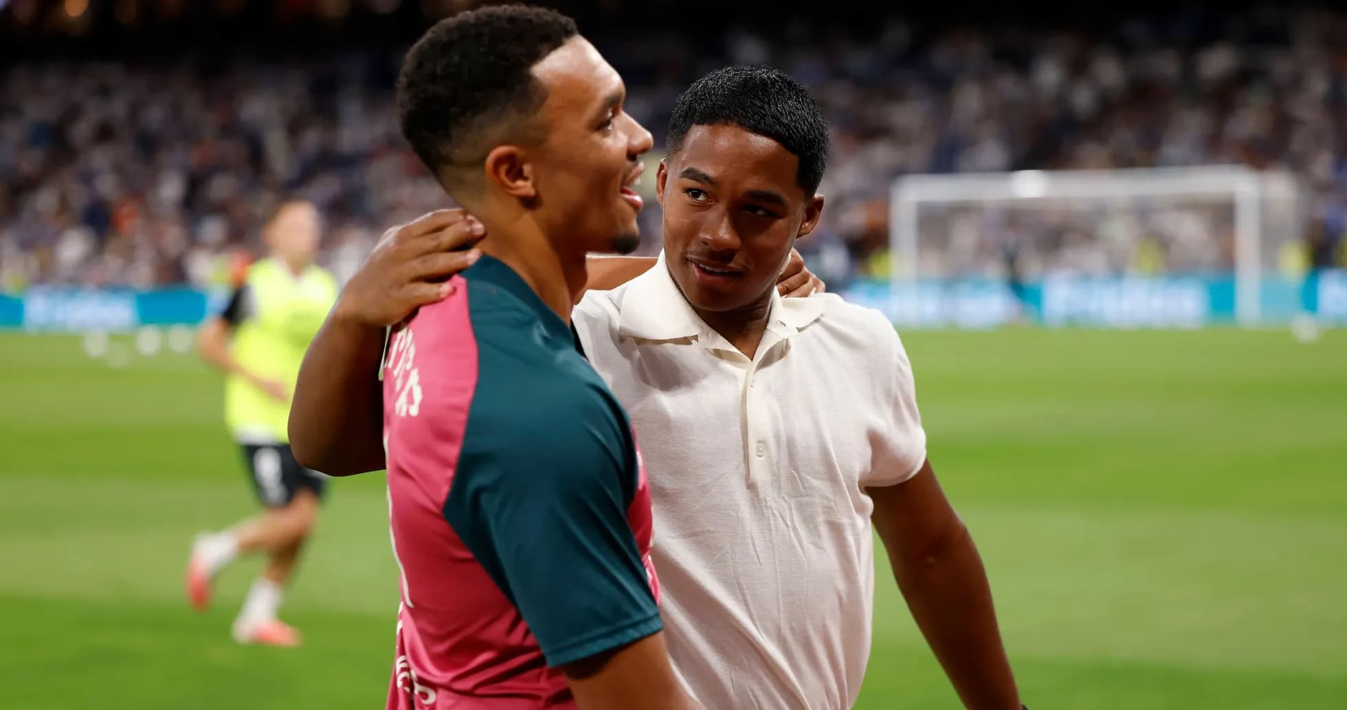 Jugadores conversando en el campo de fútbol