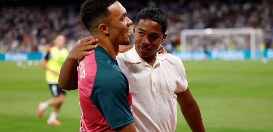 Jugadores conversando en el campo de fútbol