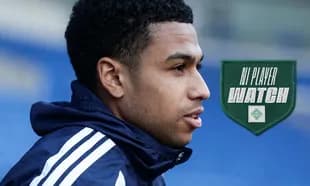 Jugador en perfil durante calentamiento previo al partido