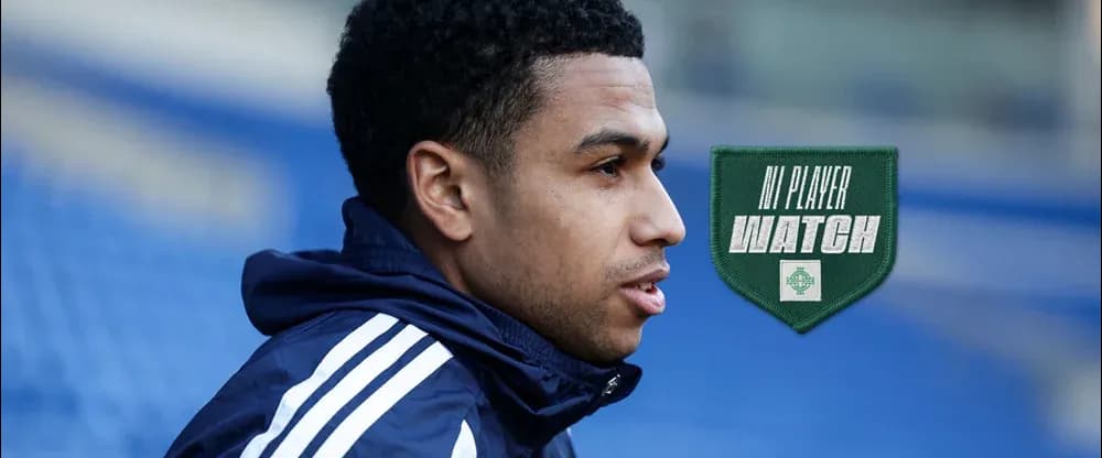 Jugador en perfil durante calentamiento previo al partido