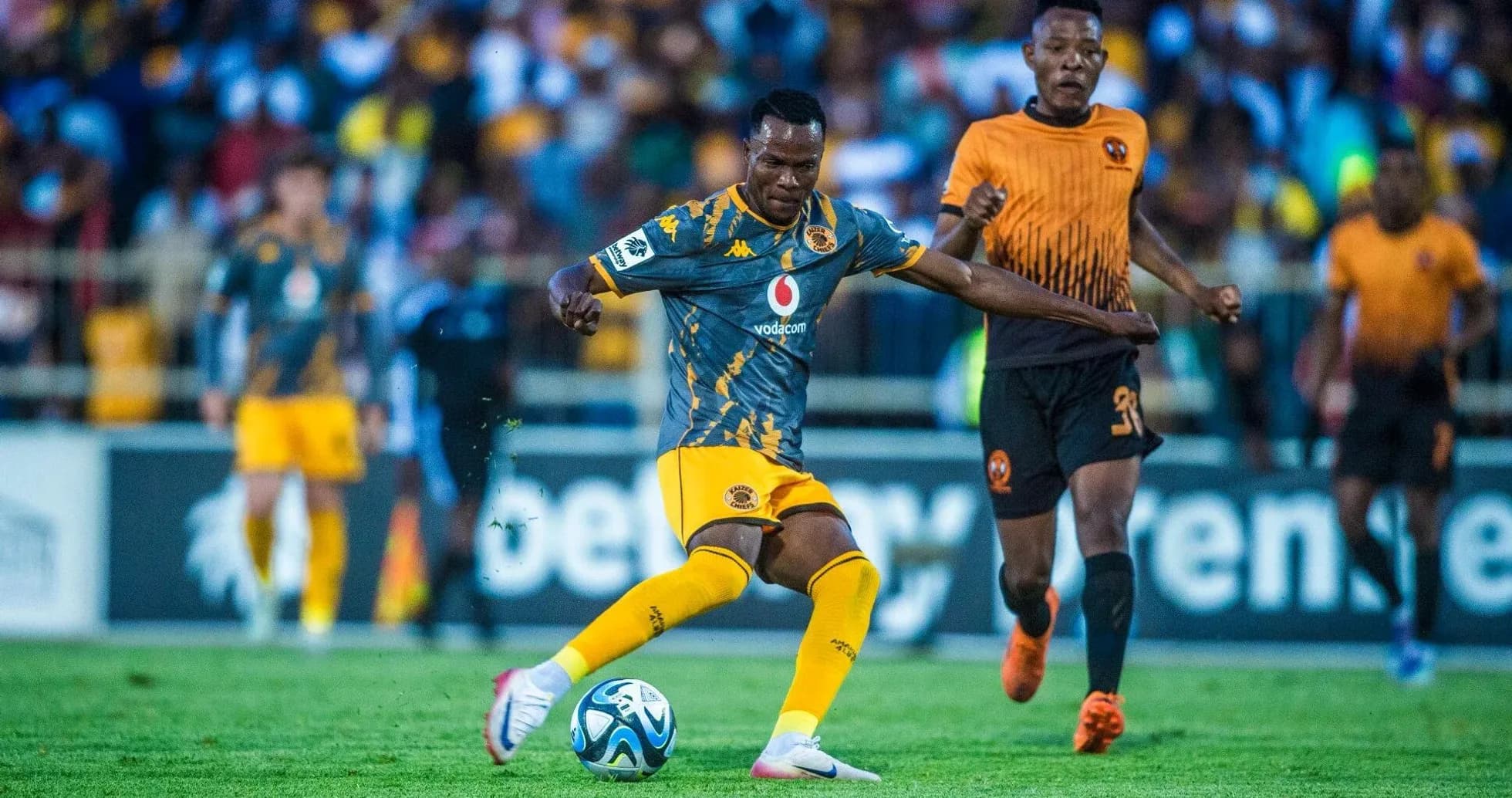 Jugador de Kaizer Chiefs controlando el balón en el campo