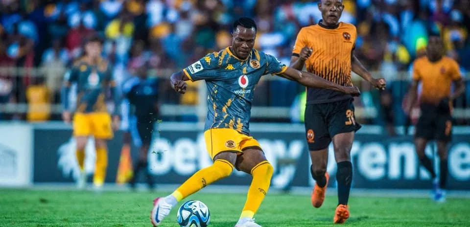 Jugador de Kaizer Chiefs controlando el balón en el campo