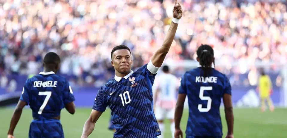 Kylian Mbappé celebrando un gol con compañeros de equipo