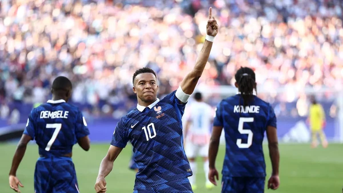 Kylian Mbappé celebrando un gol con compañeros de equipo
