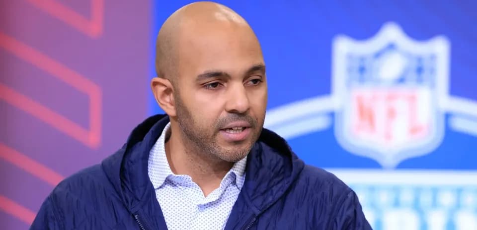 Persona hablando en conferencia de prensa de la NFL